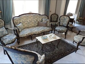TV, lettore DVD, libri, impianto stereo