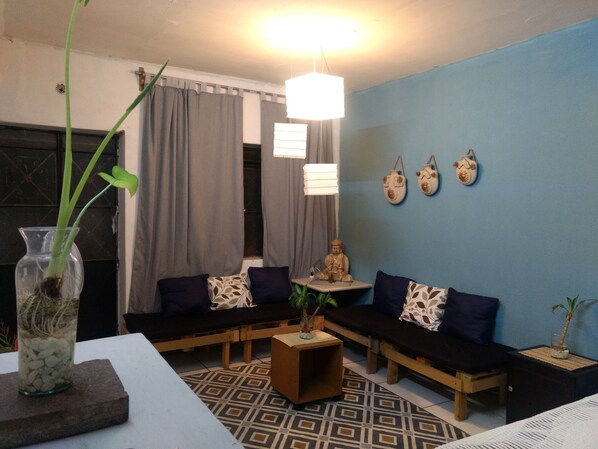 Decoración personalizada, muebles diferentes y cortinas blackout 