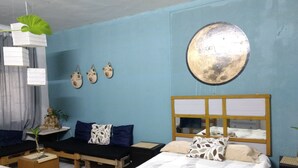 Cortinas blackout, tabla de planchar con plancha y wifi gratis 