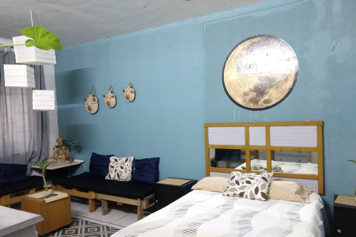 Decoración personalizada, muebles diferentes y cortinas blackout