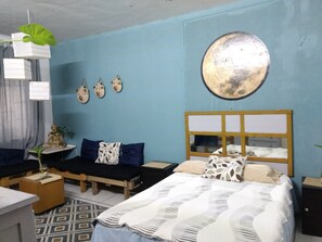 Decoración personalizada, muebles diferentes y cortinas blackout 