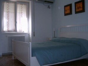 2 slaapkamers, een kluis op de kamer, een bureau