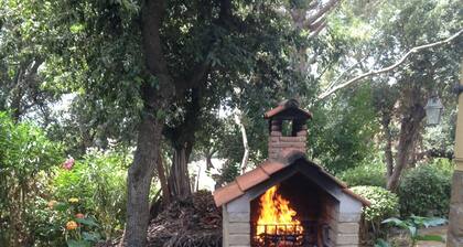 Huvila, jota ympäröi vehreys merinäköalalla, sopii oleskeluun ja tapahtumiin