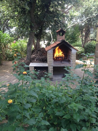 Villa surrounded by greenery with sea view, ideal for stays and events