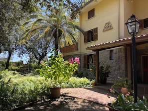 Property grounds - Villa surrounded by greenery with sea view, ideal for stays and events (Nettuno)