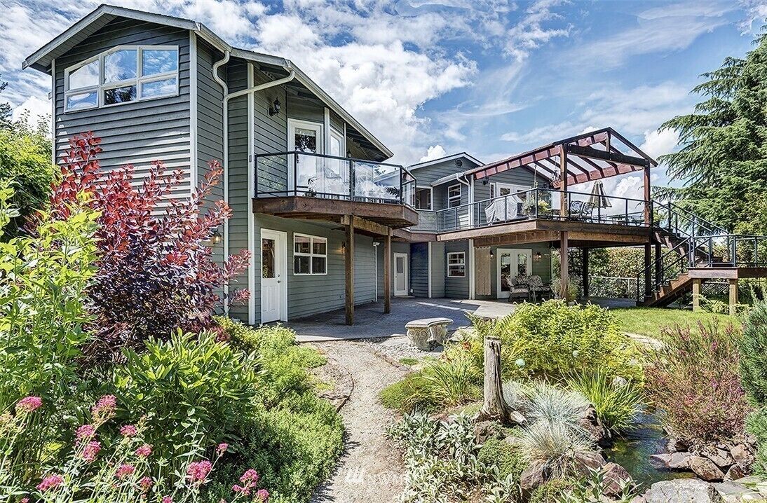 Clean spacious home in Kenmore with fun perks!