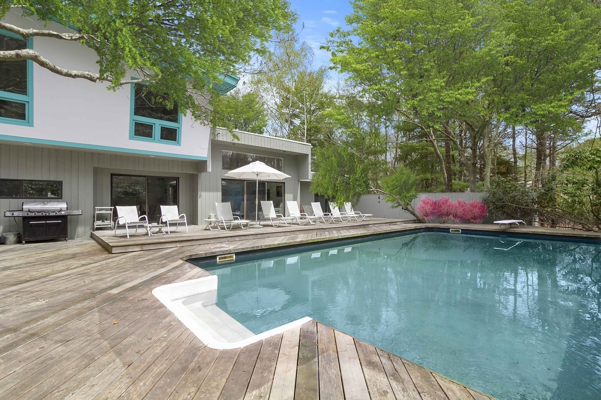 Beautiful Home in Wainscott, walking distance to the ocean with large pool. 
