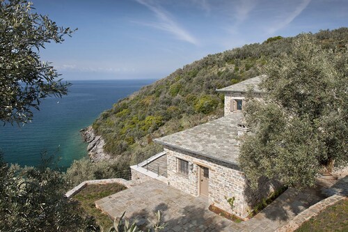 Unwind Estate: Beachfront Luxury. Intimacy & privacy