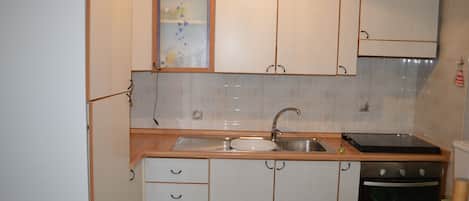Refrigerador, horno, parrilla de estufa y utensilios de cocina