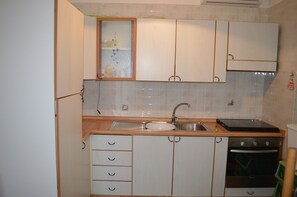 Frigorifero, forno, piano cottura, pentole/stoviglie/utensili