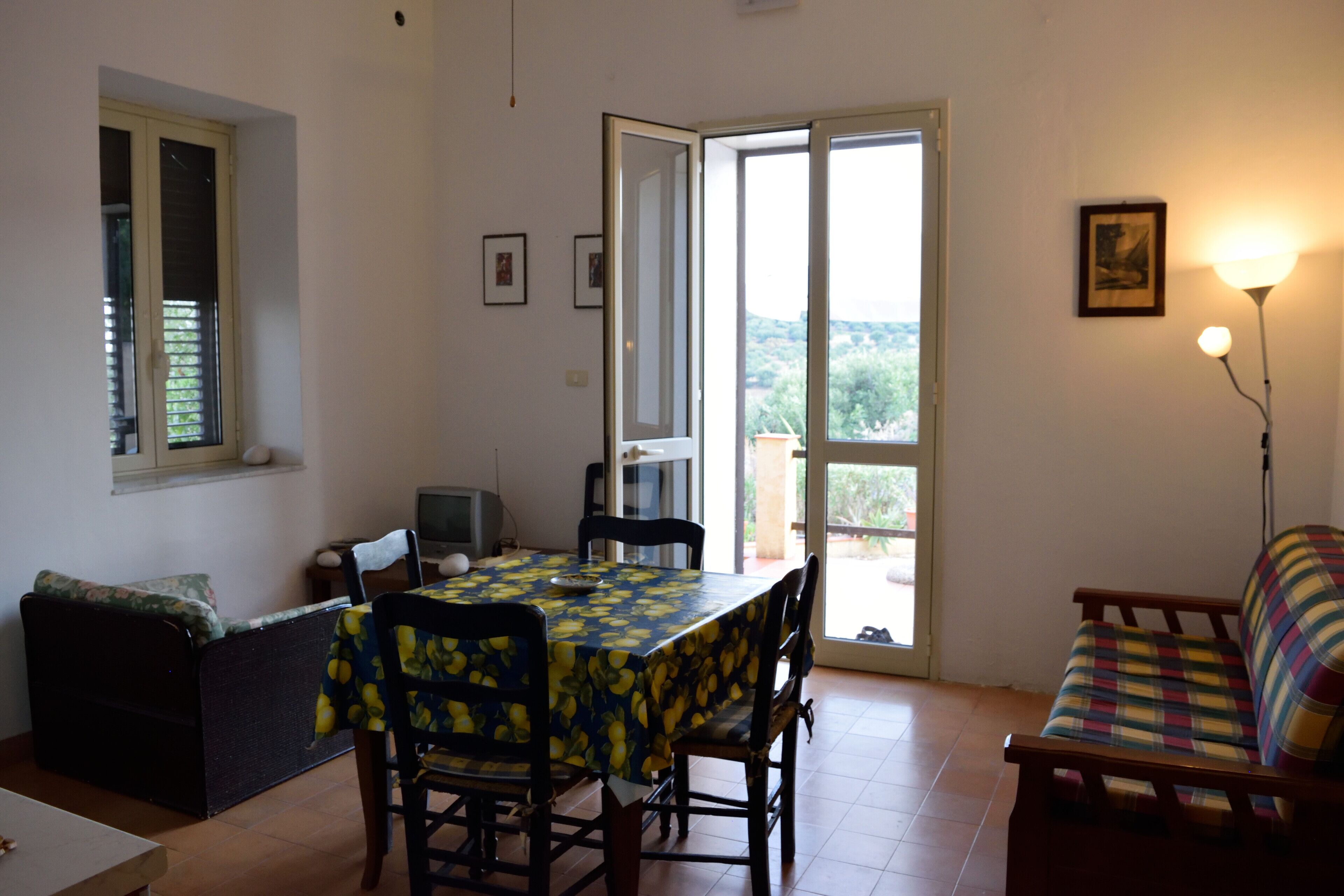 Tv, eldstad och böcker