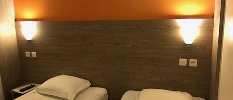 Standard Room, 2 Twin Beds | Desk, blackout drapes, free WiFi, bed sheets