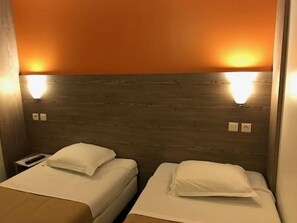 Desk, blackout curtains, free WiFi, bed sheets - Kyriad Direct  Poissy - Acheres (Acheres)