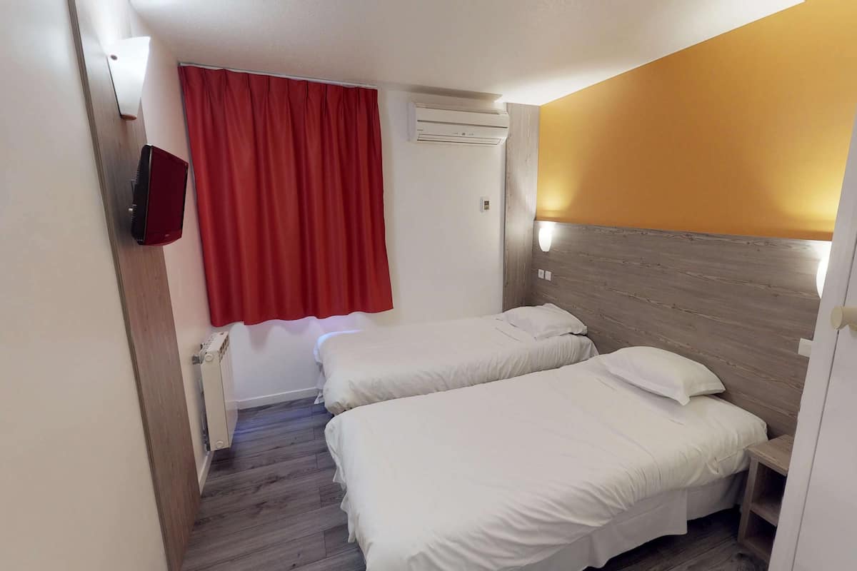 Habitación estándar, 2 camas individuales | Escritorio, cortinas blackout, wifi gratis y ropa de cama