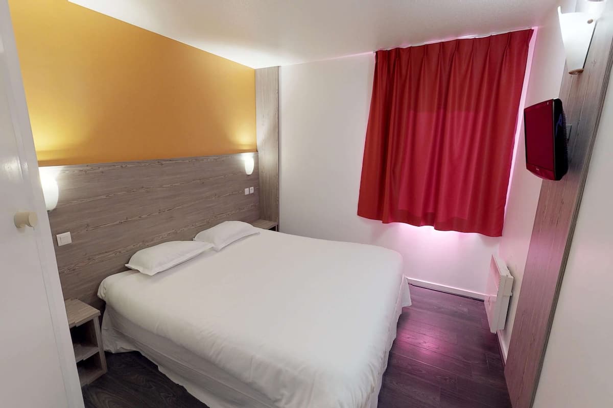 Escritorio, cortinas blackout, wifi gratis y ropa de cama