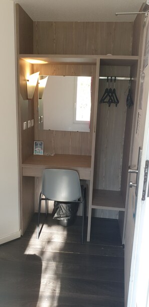 Desk, blackout curtains, free WiFi, bed sheets - Kyriad Direct Poissy - Acheres (Acheres)