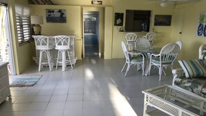 Amplia sala de estar con comedor y sofá.