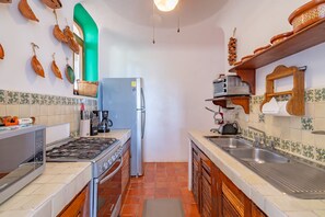 Een koelkast, een magnetron, een oven, een kookplaat