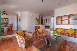 Een smart-tv en boeken