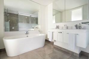 Bañera y ducha independientes, cabezal de ducha tipo lluvia