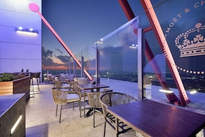 Tapas-Bar, Blick auf den Pool, täglich geöffnet