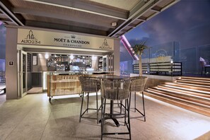 Bar de tapas, con vista a la alberca, abre todos los días