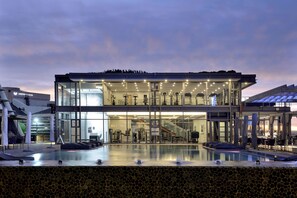 Piscina externa, espreguiçadeiras