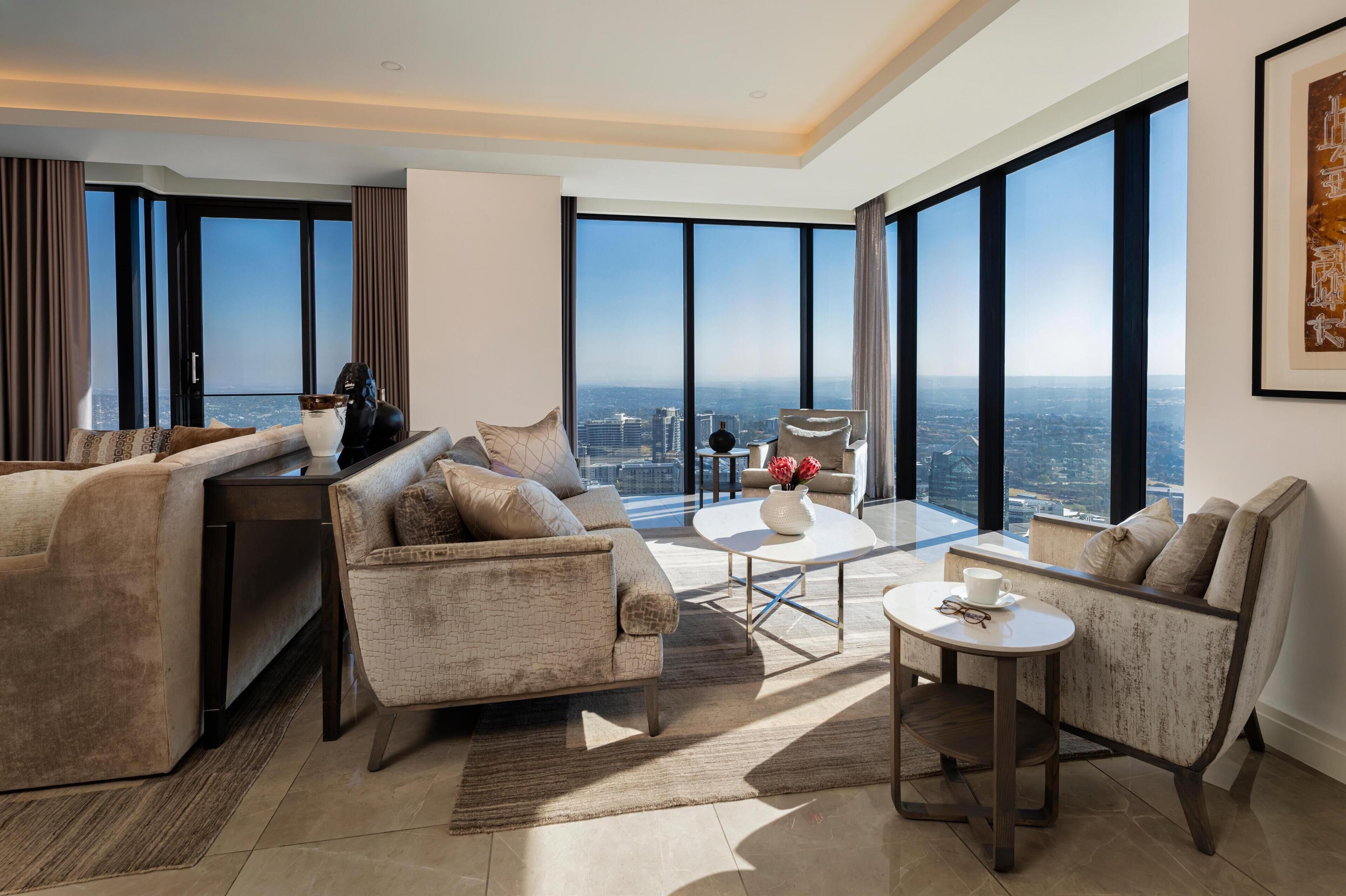 高档床上用品、客房内保险箱、办公桌、笔记本电脑工作区