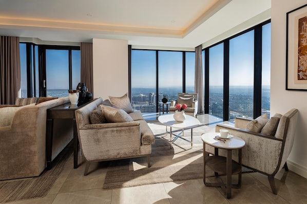 3 عدّة غرف نوم وأغطية فراش متميزة وخزنة داخل الغرفة ومكتب