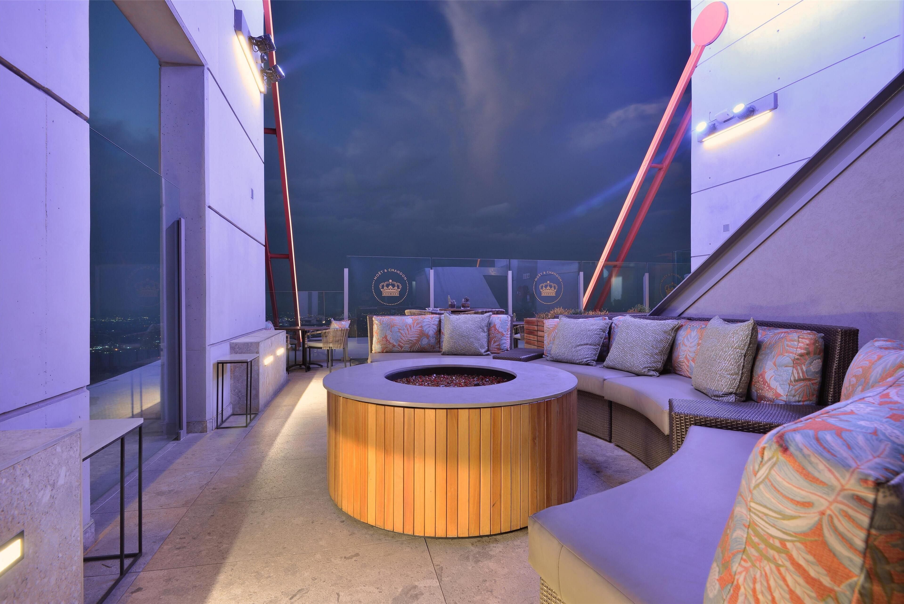 Bar de tapas con vistas a la piscina (abre todos los días)