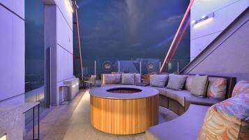 Tapas-Bar, Blick auf den Pool, täglich geöffnet