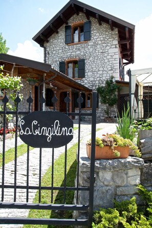 Exterior detail - La Casa Gingelina in the heart of the Dolomites   (Soccher - Paiane - Casan - Arsie)