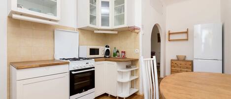 Departamento superior | Cocina privada | Refrigerador, microondas, horno y parrilla de estufa