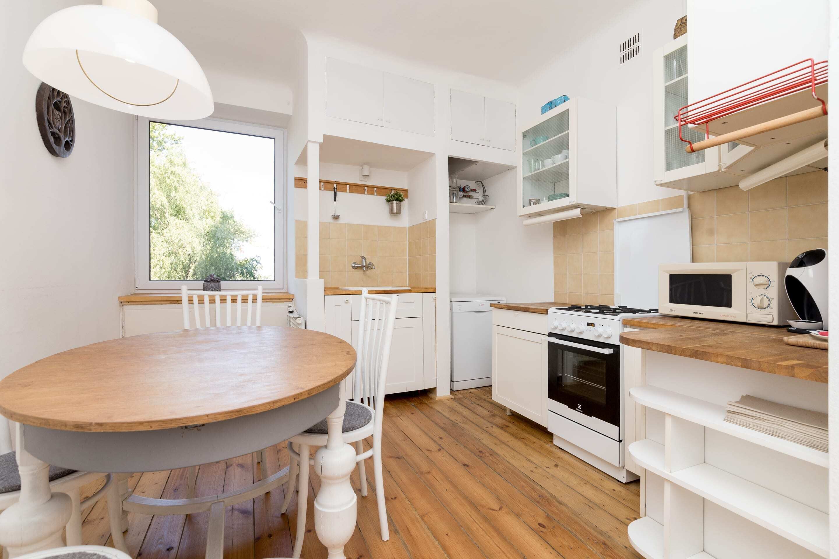 Apartamento superior | Cocina privada | Frigorífico, microondas, horno y placa de cocina