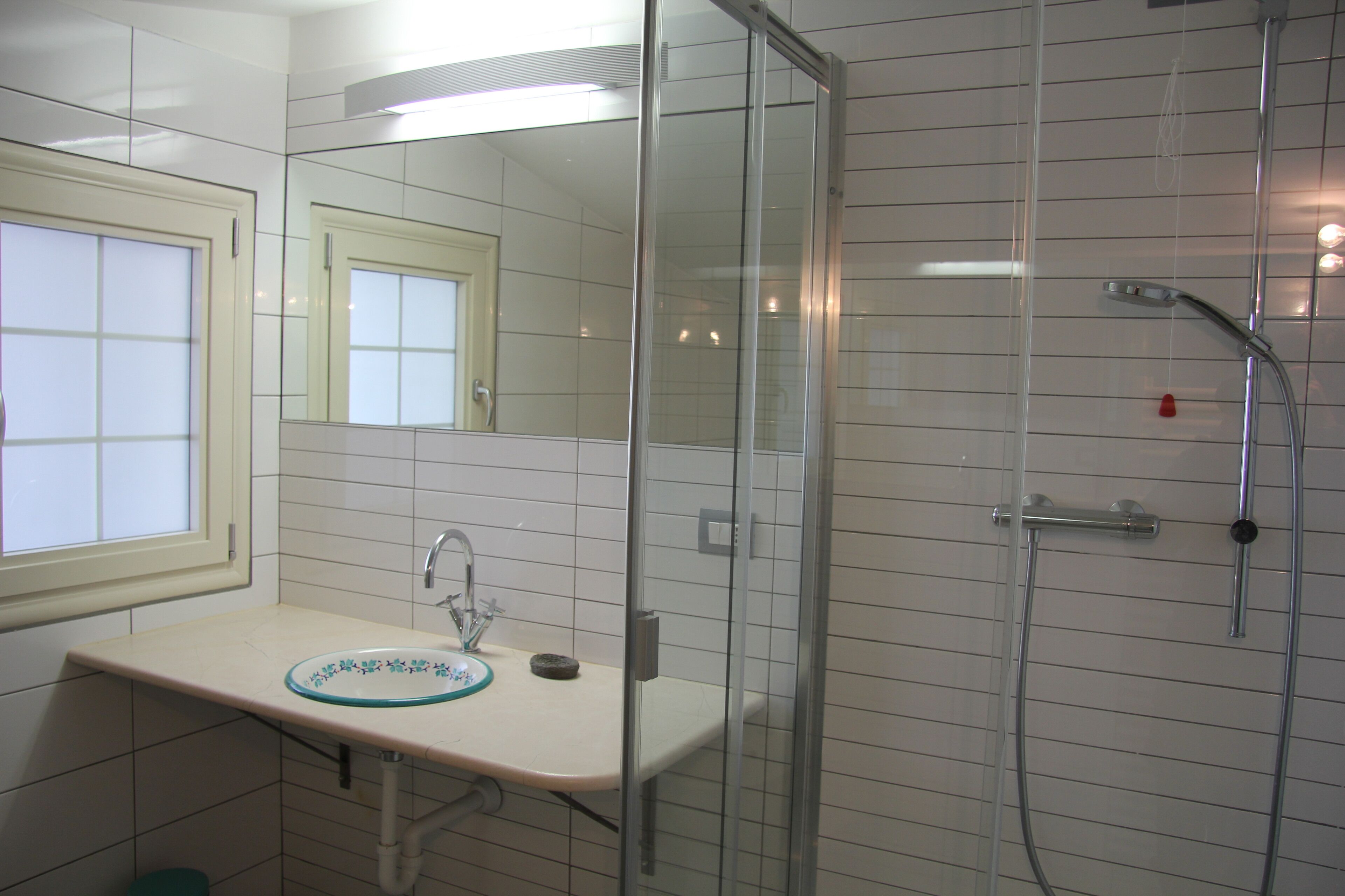 Douche, sèche-cheveux, bidet, serviettes fournies