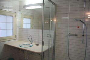 Regadera, secadora de cabello, bidet, toallas 