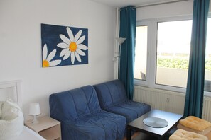 LCD TV, DVD player, books, stereo - Holiday apartment K110 for 2-4 people near the beach (Schönberg OT Holm)