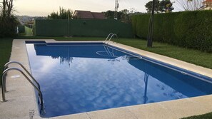 A rectangular swimming pool with a metal ladder on the left side. - Mirador de Ons - Apartment 10 - 4 places (2 children and 2 adults) (Sanxenxo)