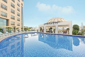 Outdoor pool, pool umbrellas, sun loungers - Barceló Al Jaddaf (Dubai)