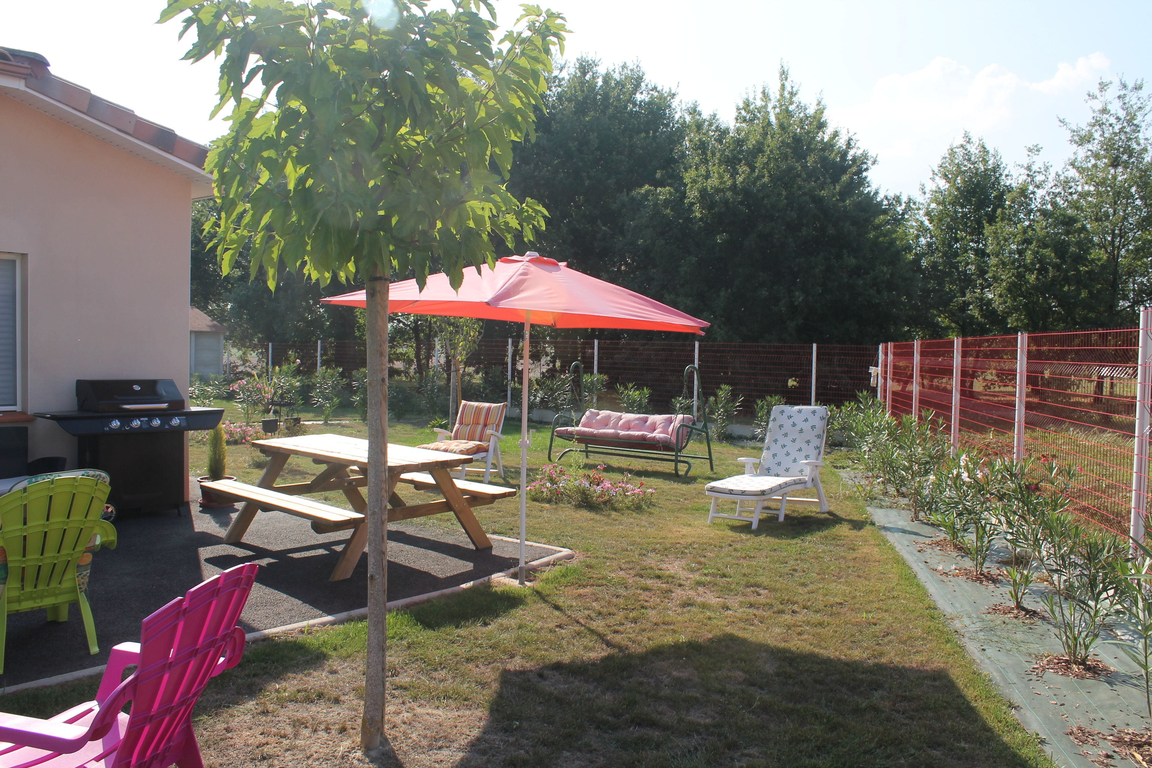 Escrivaninha, espaço de trabalho para notebook, cortinas blackout