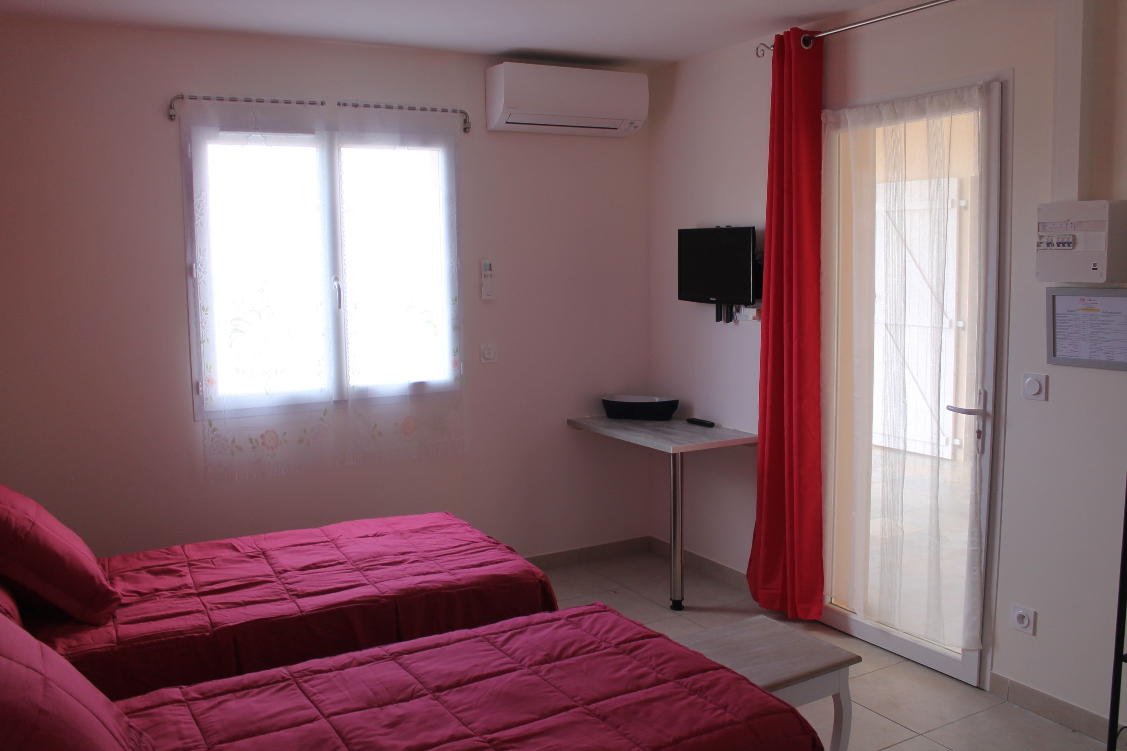 Twin Room (Cadillac) | Desk, laptop workspace, blackout drapes, soundproofing