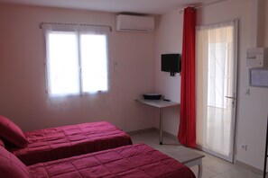 Habitación con 2 camas individuales (Cadillac) | Escritorio, espacio para trabajar con un portátil, cortinas opacas