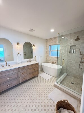 Bathtub, jetted bath, hair dryer, towels