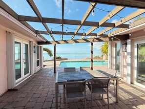 Outdoor dining - WATERFRONT, Private Pool, 2025 Remodel (St. Petersburg)