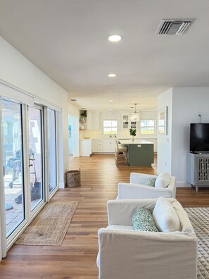 Smart TV, books, stereo