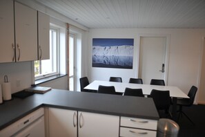 Fridge, microwave, oven, stovetop - Nuuk City Hostel (Nuuk)