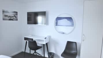 Habitación doble, baño compartido | Sistema de insonorización, wifi gratis, ropa de cama