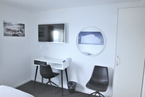 Double Room, Shared Bathroom | 1 bedroom, soundproofing, free WiFi, bed sheets