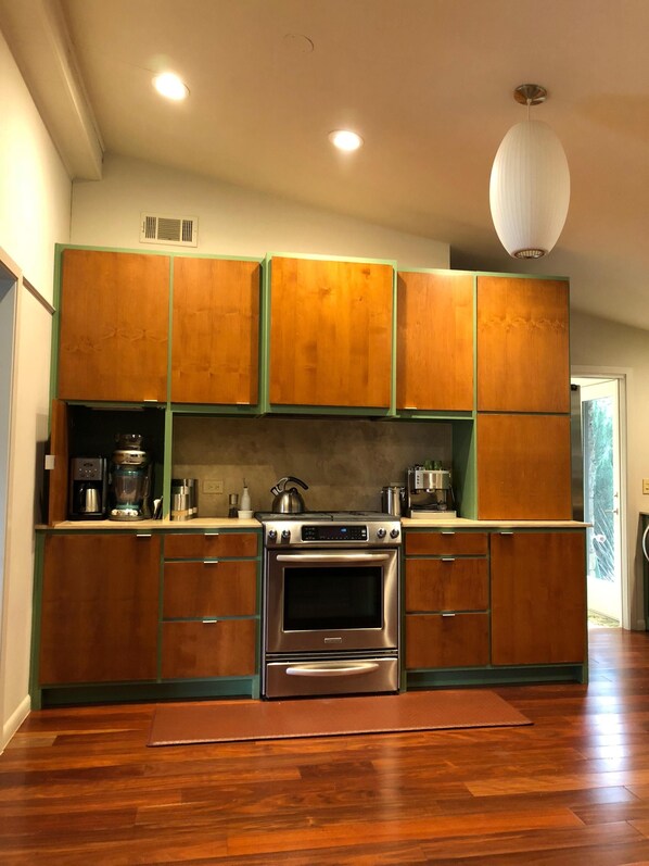 Microwave, dishwasher, coffee/tea maker, cookware/dishes/utensils