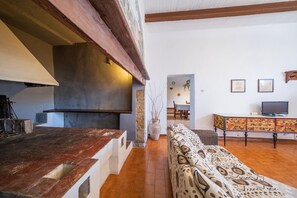 Fernseher, Kamin, Tischfußball, Tischtennisplatte